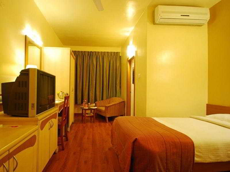 Hotel Park Central Koregaon Park Пюн Стая снимка