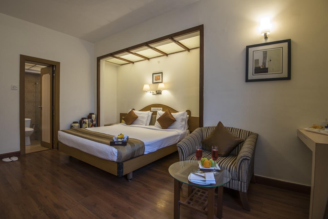 Hotel Park Central Koregaon Park Пюн Екстериор снимка