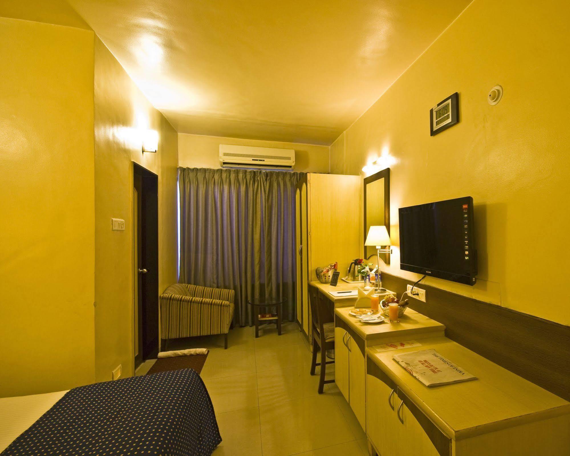 Hotel Park Central Koregaon Park Пюн Екстериор снимка
