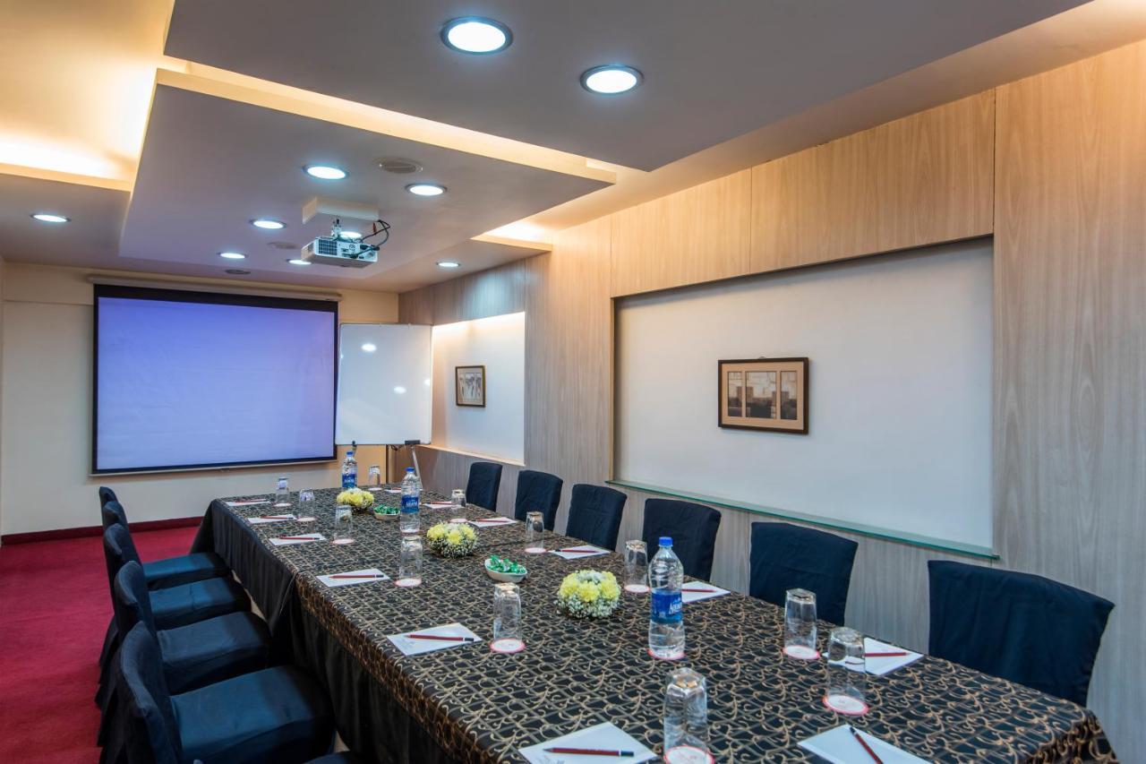 Hotel Park Central Koregaon Park Пюн Екстериор снимка